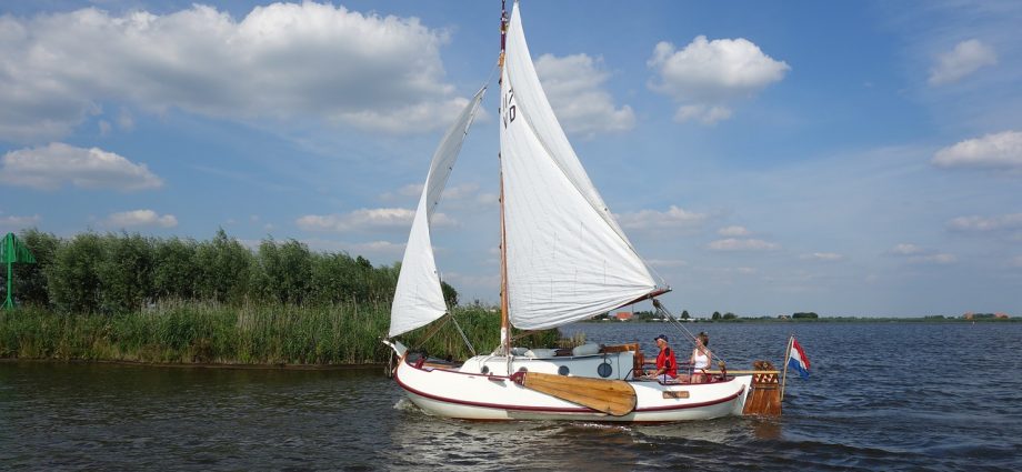vakantie friesland aan het water met boot